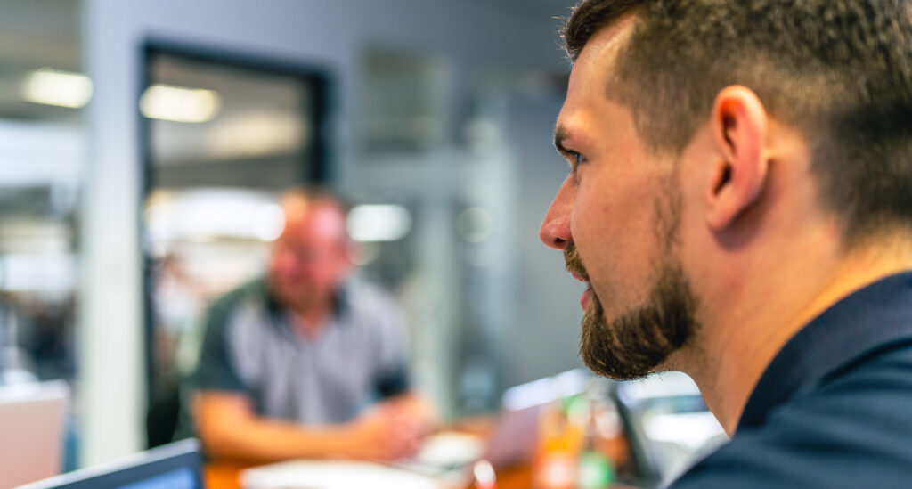 Employees at a meeting - Mitarbeitende bei einer Besprechung
